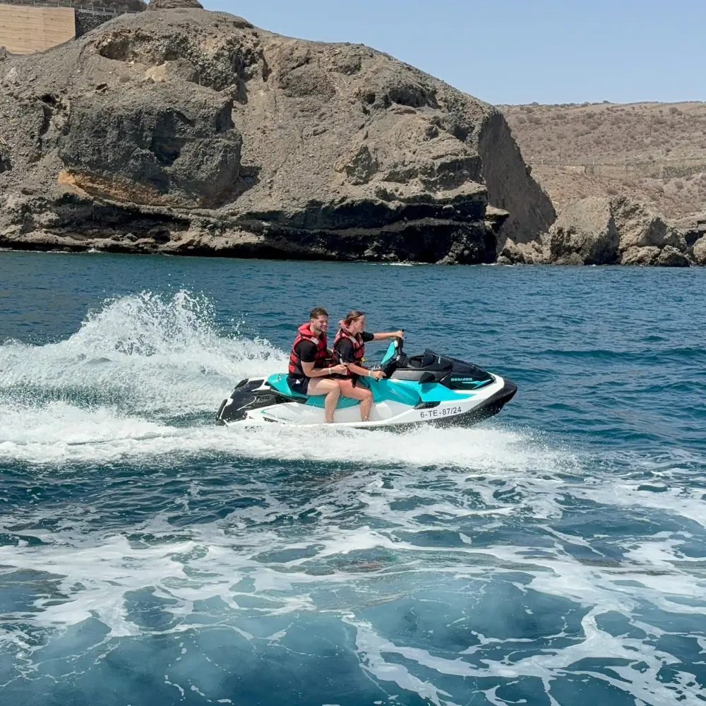 Discover-the-Ocean-Tourist-Discovery Jet ski couple driving