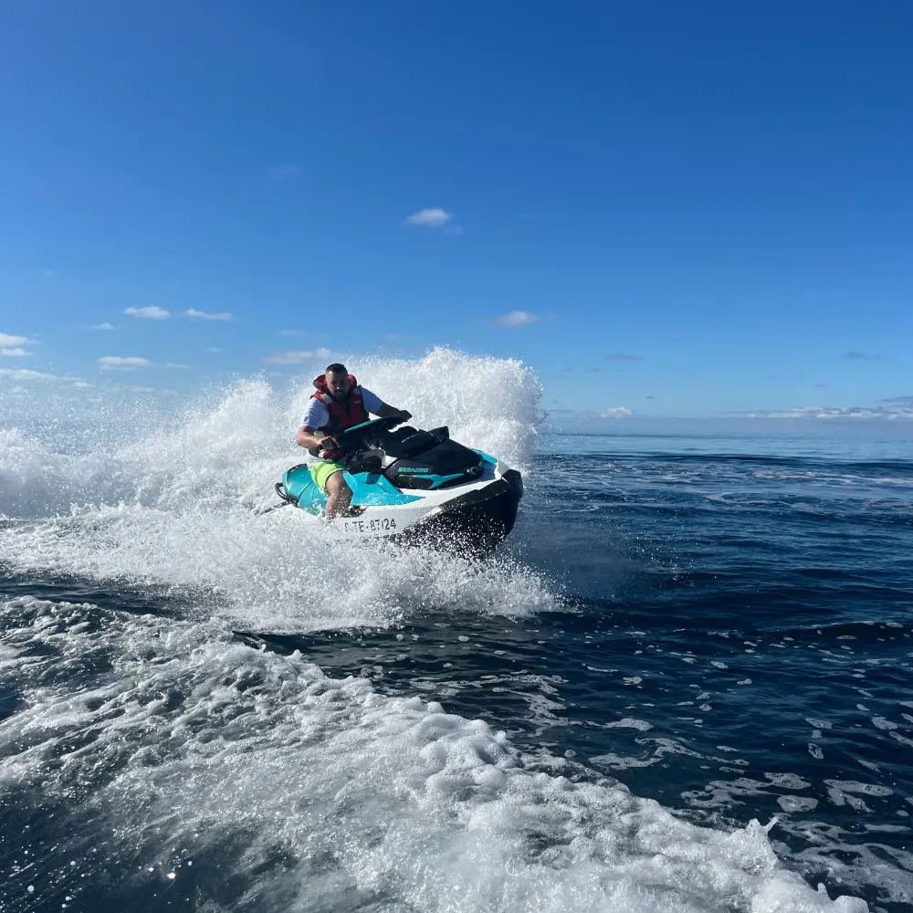 Discover-the-Ocean-Tourist-Discovery Jet ski couple driving 2