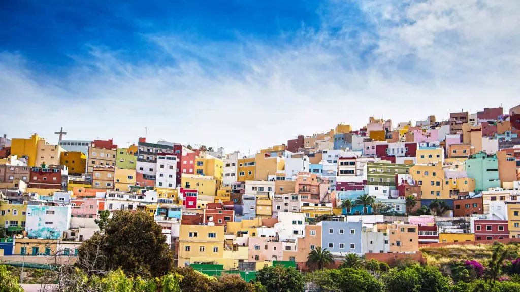 Colourful houses in Las Palmas de Gran Canaria old town- low Colorful houses in las palmas de gran canaria old town | Book tours and activities to discover the island in Tourist Discovery